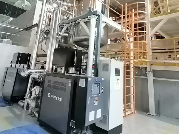 鋰電內(nèi)材料生產(chǎn)，反應(yīng)釜定制油加熱器控溫表現(xiàn)出色