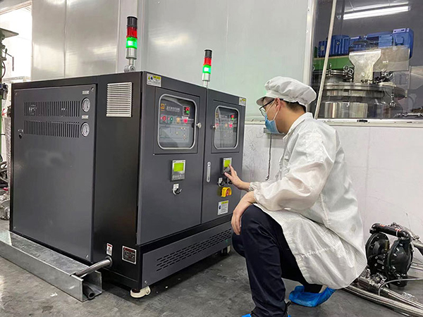 鋰離子電池電極漿料制備和涂布，攪拌機(jī)模溫機(jī)控制溫度