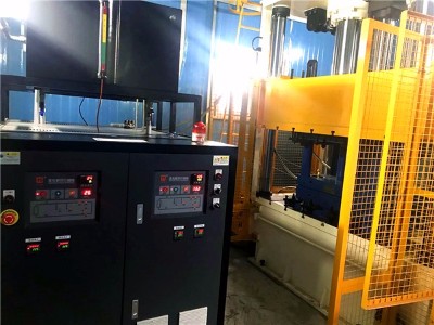 冷熱油切換模溫機(jī)的優(yōu)點(diǎn)？「歐能機(jī)械」從碳纖維模壓成型說(shuō)起