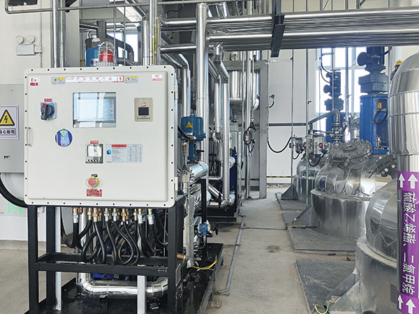 化工和制藥行業(yè)提高溫控精度，用導(dǎo)熱油TCU系統(tǒng)